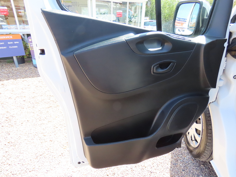 Nissan NV300 2.0 dCi 28 Acenta Panel Van 4dr Diesel Manual L1 H1 Euro 6 (120 ps) - U4930