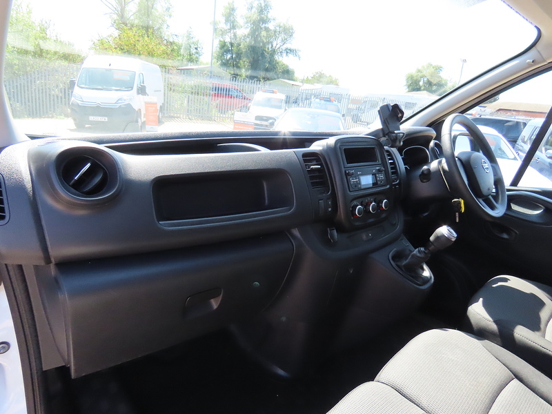 Nissan NV300 2.0 dCi 28 Acenta Panel Van 4dr Diesel Manual L1 H1 Euro 6 (120 ps) - U4930