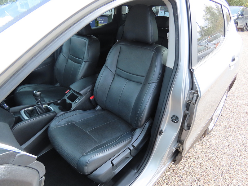 Nissan Qashqai 1.6 dCi Tekna SUV 5dr Diesel Manual 4WD Euro 6 (s/s) (130 ps) - U4952