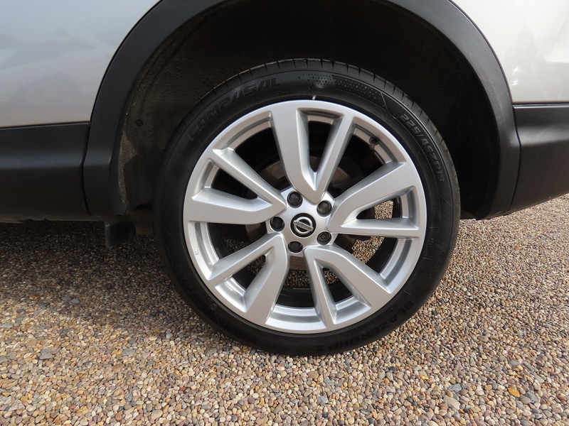 Nissan Qashqai 1.6 dCi Tekna SUV 5dr Diesel Manual 4WD Euro 6 (s/s) (130 ps) - U4952