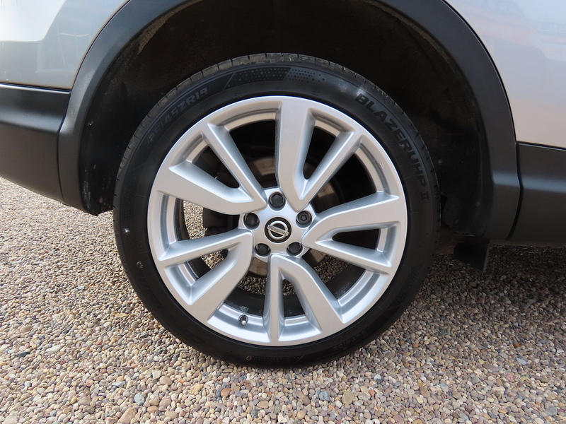 Nissan Qashqai 1.6 dCi Tekna SUV 5dr Diesel Manual 4WD Euro 6 (s/s) (130 ps) - U4952
