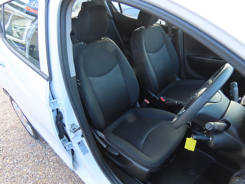 Vauxhall Viva 1.0i SE Hatchback 5dr Petrol Manual Euro 6 (a/c) (75 ps) - U4966