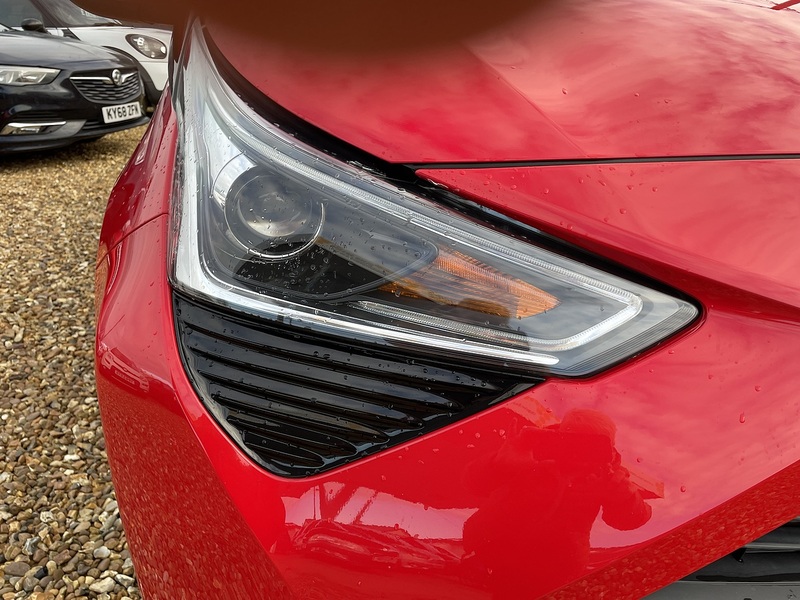 Toyota 1.0 VVT-i x-play Hatchback 5dr Petrol x-shift Euro 6 (Safety Sense) (71 ps)