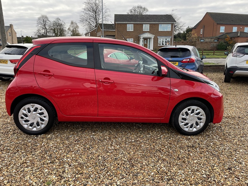 Toyota 1.0 VVT-i x-play Hatchback 5dr Petrol x-shift Euro 6 (Safety Sense) (71 ps)