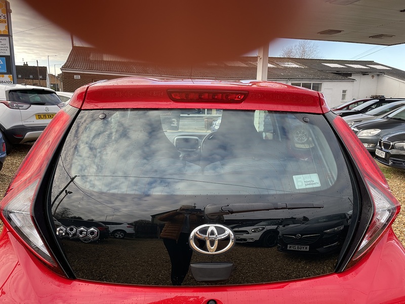 Toyota 1.0 VVT-i x-play Hatchback 5dr Petrol x-shift Euro 6 (Safety Sense) (71 ps)