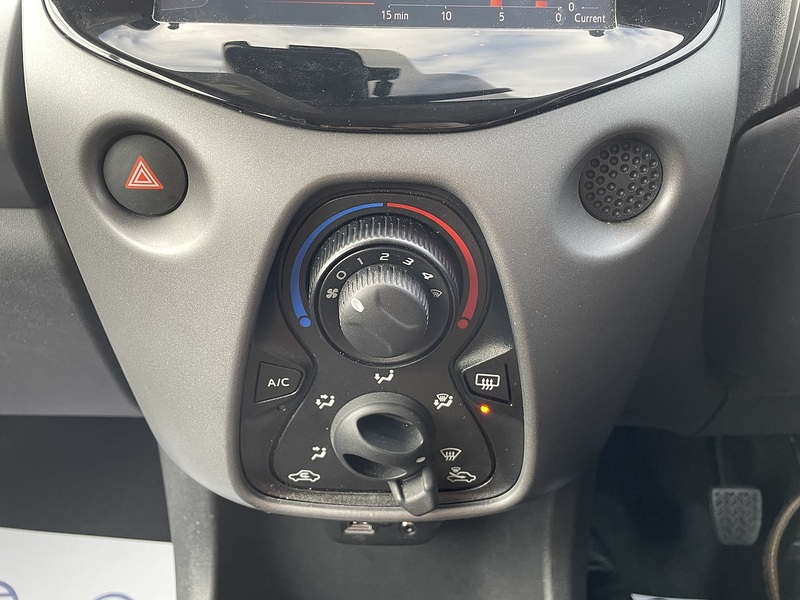 Toyota 1.0 VVT-i x-play Hatchback 5dr Petrol x-shift Euro 6 (Safety Sense) (71 ps)