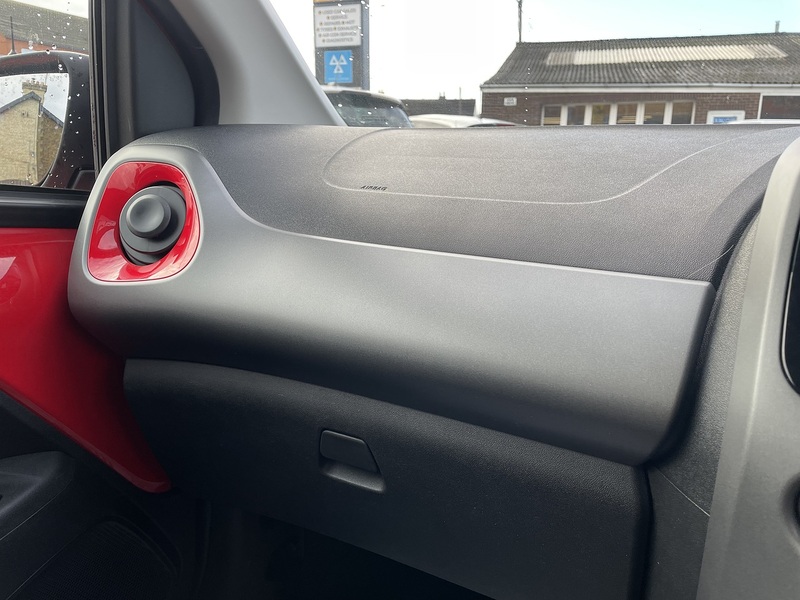 Toyota 1.0 VVT-i x-play Hatchback 5dr Petrol x-shift Euro 6 (Safety Sense) (71 ps)