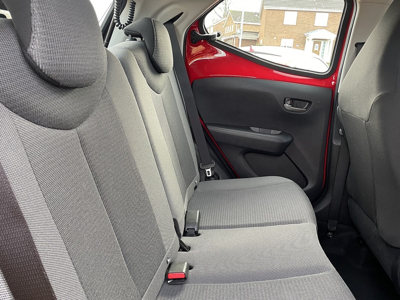 Toyota 1.0 VVT-i x-play Hatchback 5dr Petrol x-shift Euro 6 (Safety Sense) (71 ps)