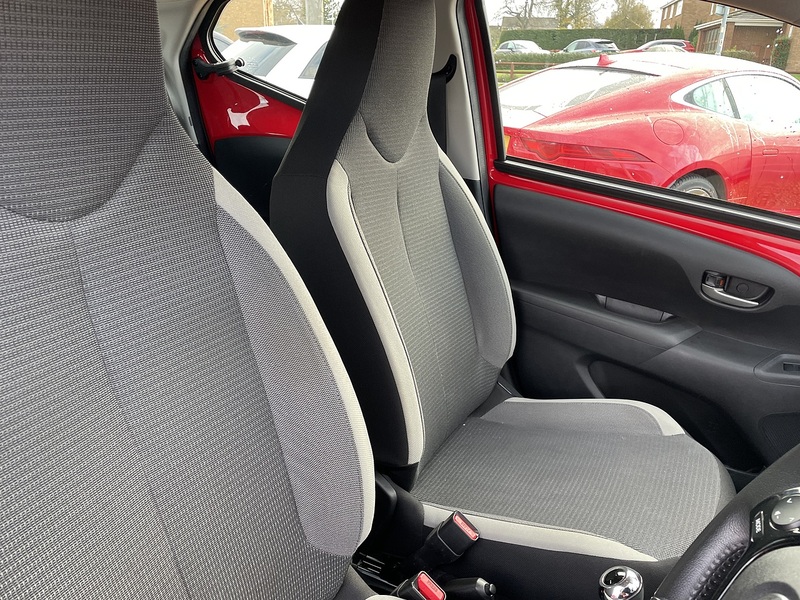 Toyota 1.0 VVT-i x-play Hatchback 5dr Petrol x-shift Euro 6 (Safety Sense) (71 ps)