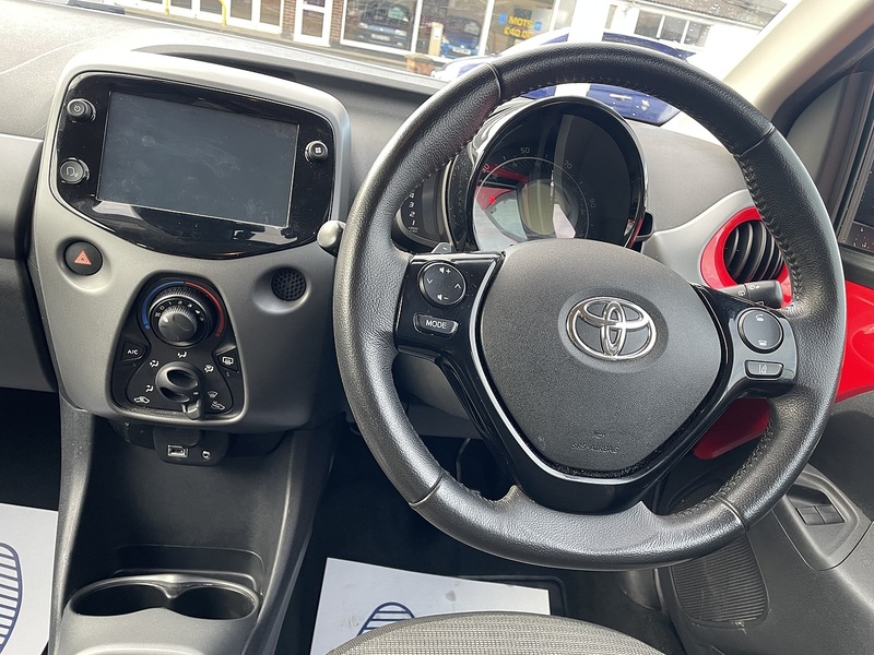 Toyota 1.0 VVT-i x-play Hatchback 5dr Petrol x-shift Euro 6 (Safety Sense) (71 ps)