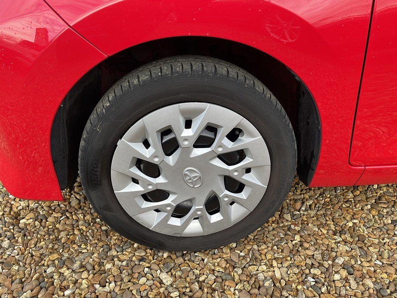 Toyota 1.0 VVT-i x-play Hatchback 5dr Petrol x-shift Euro 6 (Safety Sense) (71 ps)