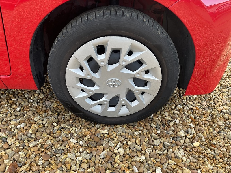 Toyota 1.0 VVT-i x-play Hatchback 5dr Petrol x-shift Euro 6 (Safety Sense) (71 ps)