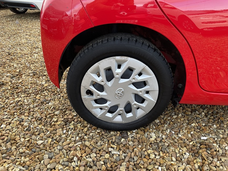 Toyota 1.0 VVT-i x-play Hatchback 5dr Petrol x-shift Euro 6 (Safety Sense) (71 ps)