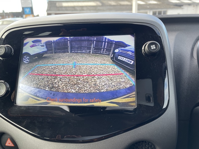 Toyota 1.0 VVT-i x-play Hatchback 5dr Petrol x-shift Euro 6 (Safety Sense) (71 ps)