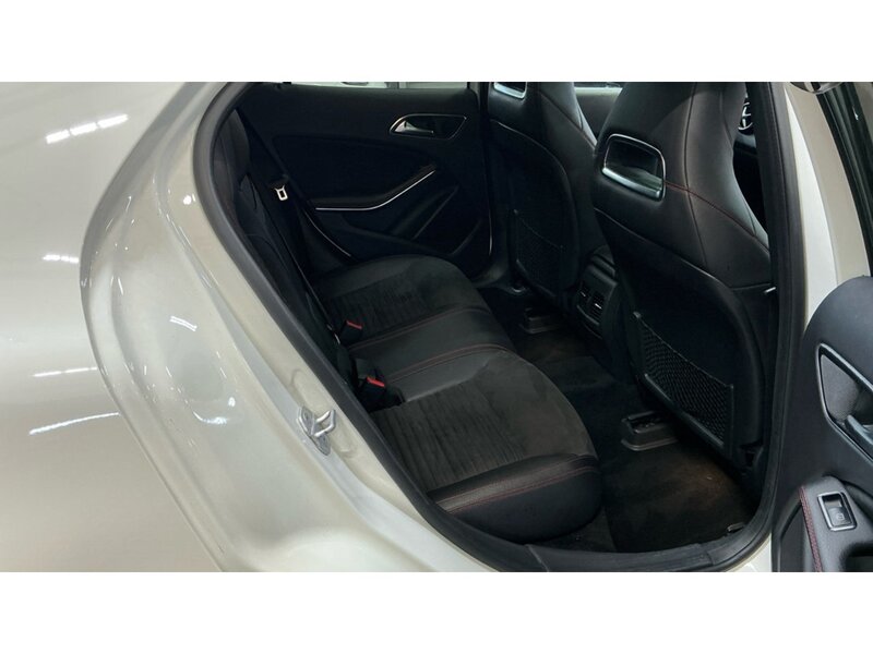 Mercedes-Benz 2.1 GLA220d AMG Line (Premium Plus) SUV 5dr Diesel 7G-DCT 4MATIC Euro 6 (s/s) (177 ps)