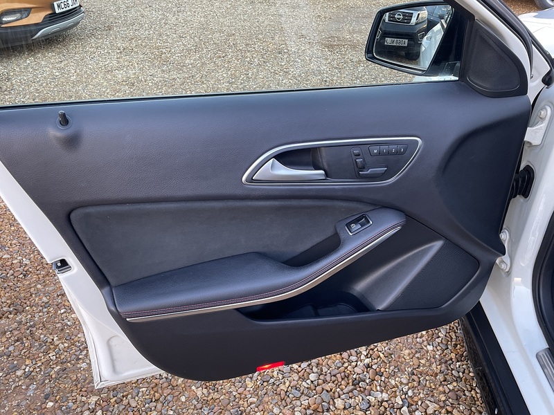 Mercedes-Benz 2.1 GLA220d AMG Line (Premium Plus) SUV 5dr Diesel 7G-DCT 4MATIC Euro 6 (s/s) (177 ps)