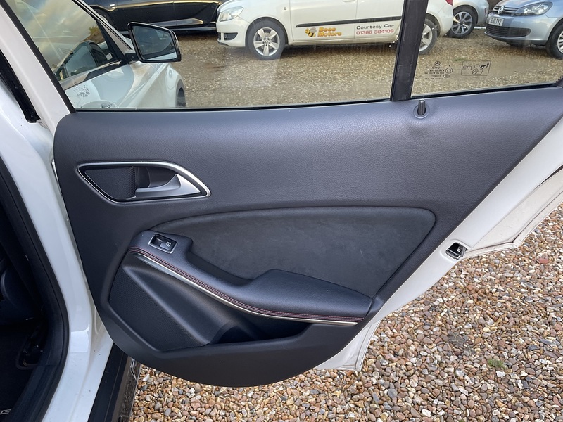 Mercedes-Benz 2.1 GLA220d AMG Line (Premium Plus) SUV 5dr Diesel 7G-DCT 4MATIC Euro 6 (s/s) (177 ps)