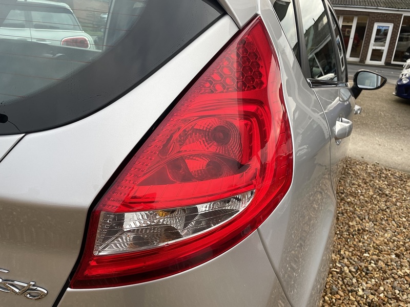 Ford 1.4 Zetec Hatchback 5dr Petrol Manual (133 g/km, 94 bhp)