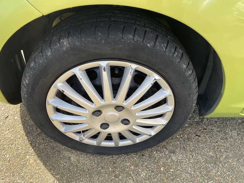 Ford 1.25 Edge Hatchback 5dr Petrol Manual (129 g/km, 81 bhp)