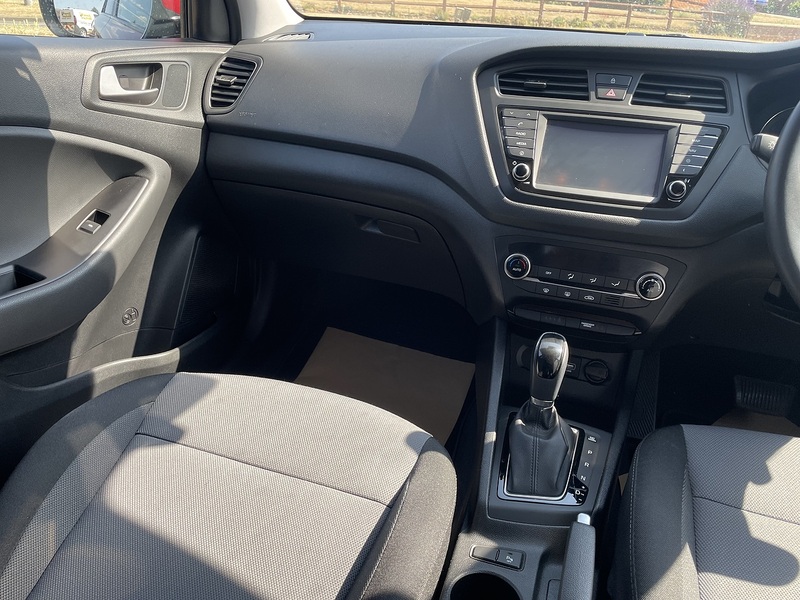 Hyundai 1.4 Premium Nav Hatchback 5dr Petrol Auto Euro 6 (100 ps)