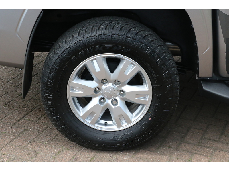 Mitsubishi TITAN Pickup 2.4 Auto Diesel