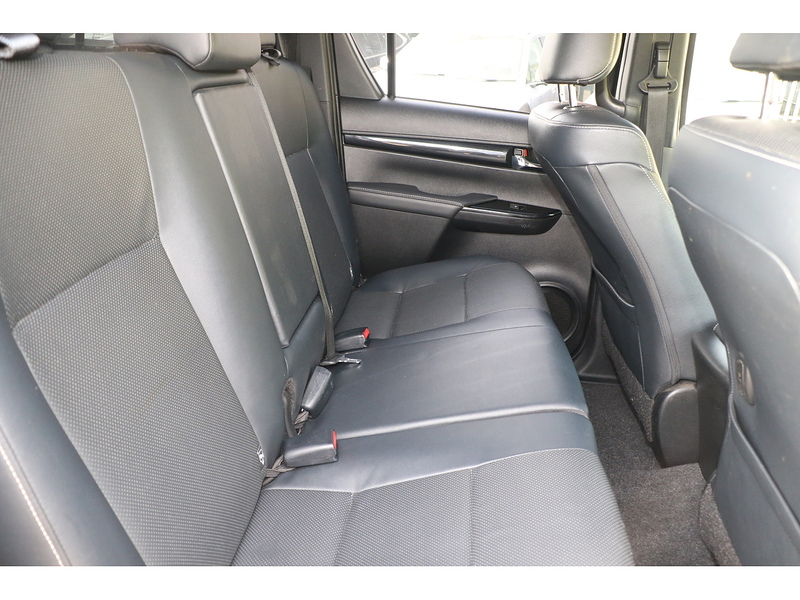 Toyota 2.4 D-4D Invincible X Pickup Double Cab 4dr Diesel Auto 4WD Euro 6 (s/s) (TSS) (150 ps)