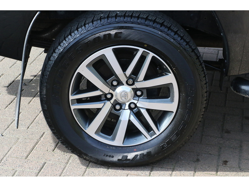 Toyota 2.4 D-4D Invincible X Pickup Double Cab 4dr Diesel Auto 4WD Euro 6 (s/s) (TSS) (150 ps)