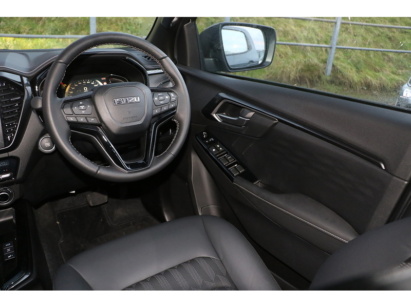 Isuzu V-Cross Dcb Pick Up 1.9 Automatic Diesel - STEEL EDITION