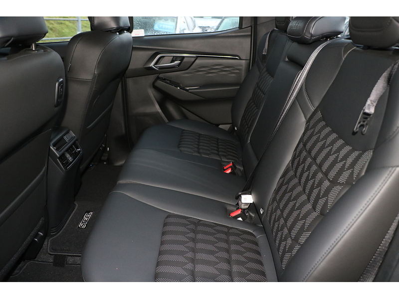 Isuzu V-Cross Dcb Pick Up 1.9 Automatic Diesel - STEEL EDITION