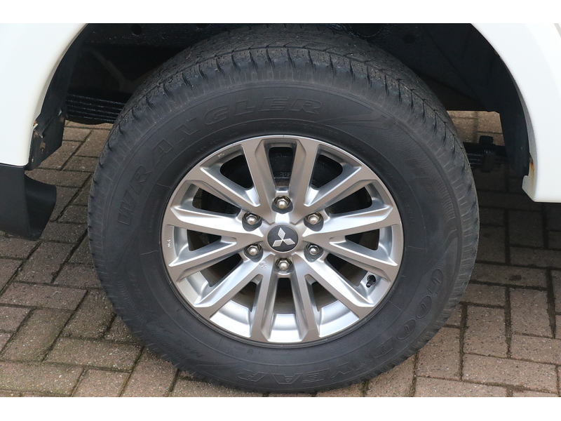 Mitsubishi 2.4 DI-D DC Warrior Pickup Double Cab 4dr Diesel Manual 4WD Euro 5 (178 ps)