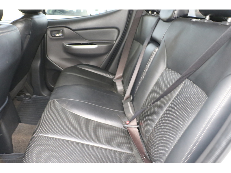 Mitsubishi 2.4 DI-D DC Warrior Pickup Double Cab 4dr Diesel Manual 4WD Euro 5 (178 ps)