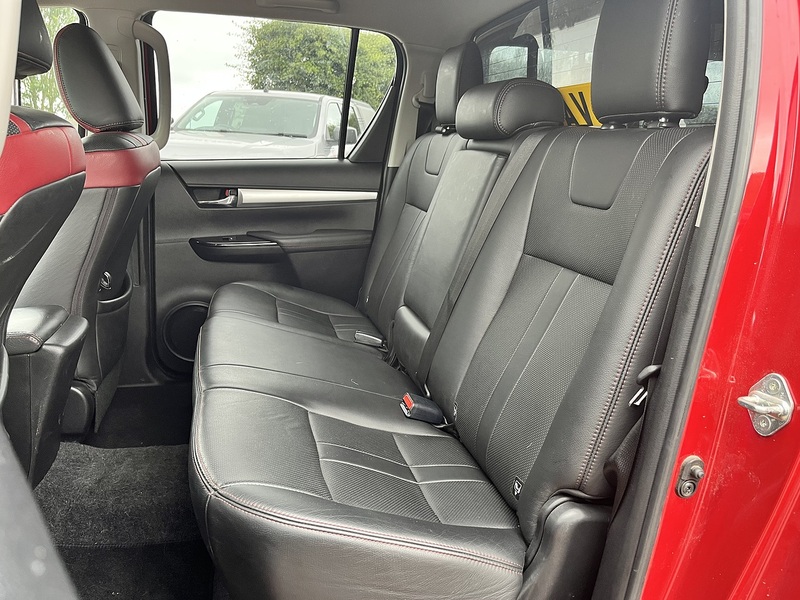Toyota 2.4 D-4D Invincible Pickup Double Cab 4dr Diesel Manual 4WD Euro 6 (s/s) (TSS) (150 ps)