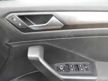 Volkswagen T-Roc TSI SE 