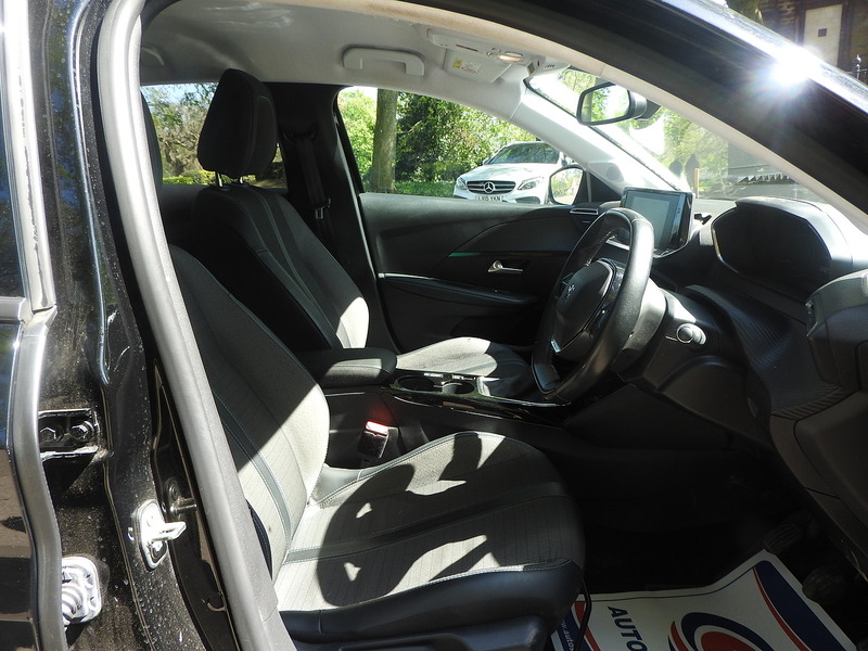 Peugeot 208 PureTech Allure - U6076