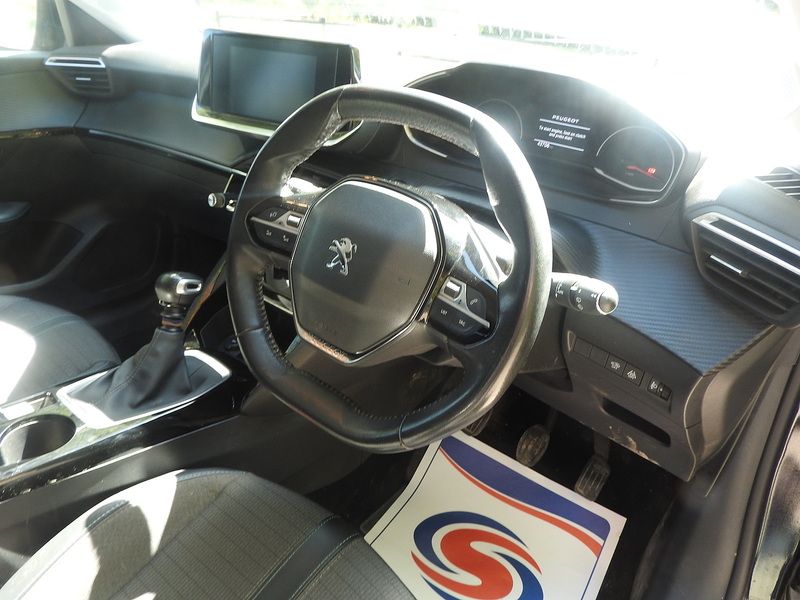 Peugeot 208 PureTech Allure - U6076