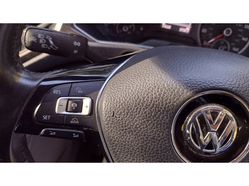 Volkswagen T-Roc TDI SE - U6385