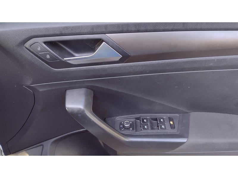 Volkswagen T-Roc TDI SE - U6385