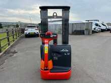LINDE L12 Walkie Stacker