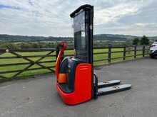 LINDE L12 Walkie Stacker