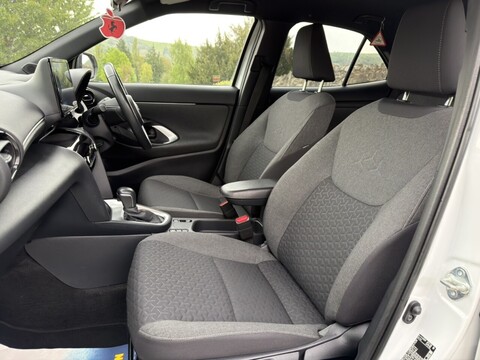 1.5 VVT-h Design SUV 5dr Petrol Hybrid E-CVT Euro 6 (s/s) (116 ps)