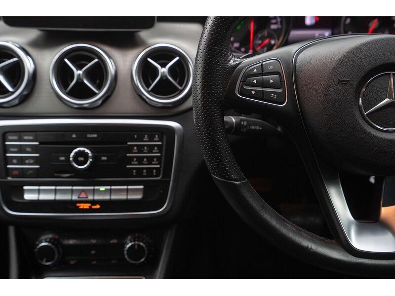 Mercedes-Benz GLA 1.6 GLA180 Urban Edition 7G-DCT Euro 6 (s/s) 5dr - U1099