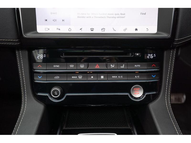 Jaguar F-PACE 2.0 D180 Chequered Flag Auto AWD Euro 6 (s/s) 5dr - U1183