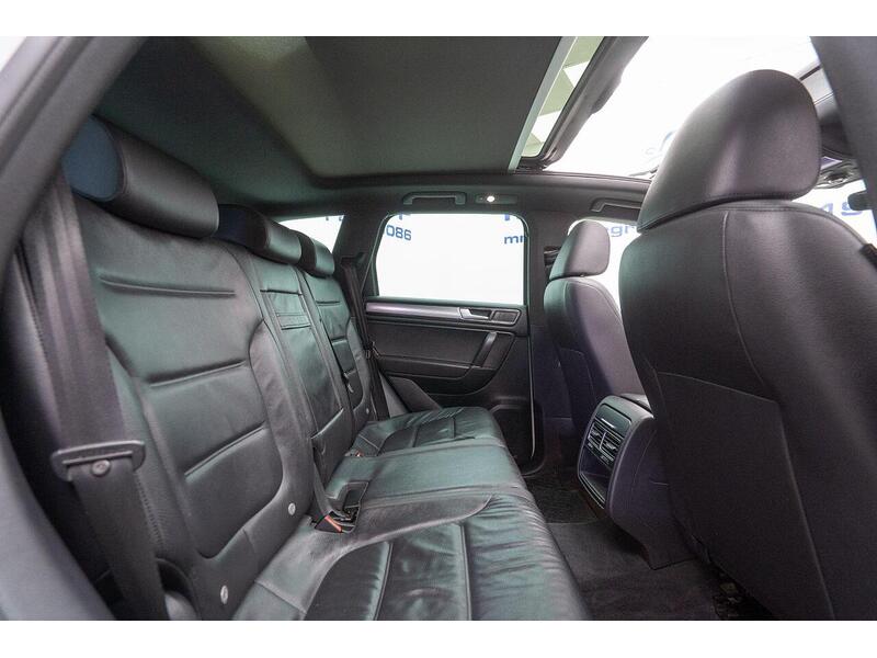 Volkswagen Touareg 3.0 TDI V6 BlueMotion Tech R-Line Tiptronic 4WD Euro 6 (s/s) 5dr - U1345