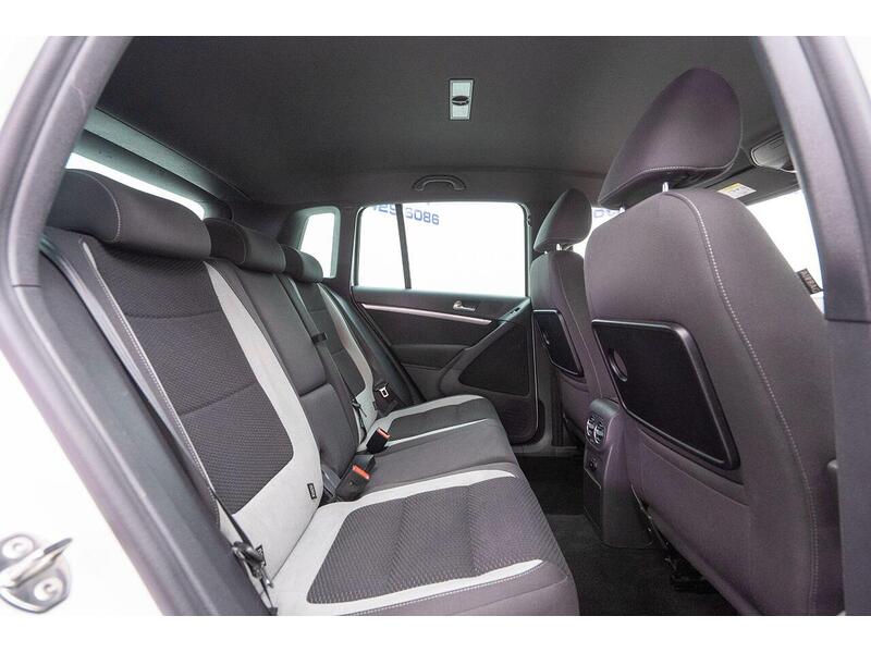 Volkswagen Tiguan 2.0 TDI BlueMotion Tech R-Line 4WD Euro 5 (s/s) 5dr (Nav) - U1364