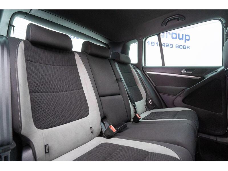 Volkswagen Tiguan 2.0 TDI BlueMotion Tech R-Line 4WD Euro 5 (s/s) 5dr (Nav) - U1364