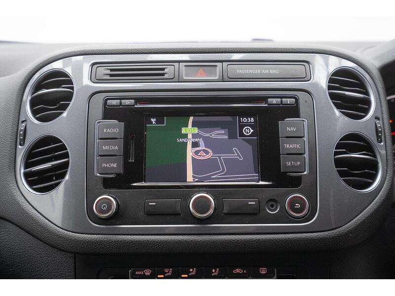 Volkswagen Tiguan 2.0 TDI BlueMotion Tech R-Line 4WD Euro 5 (s/s) 5dr (Nav) - U1364