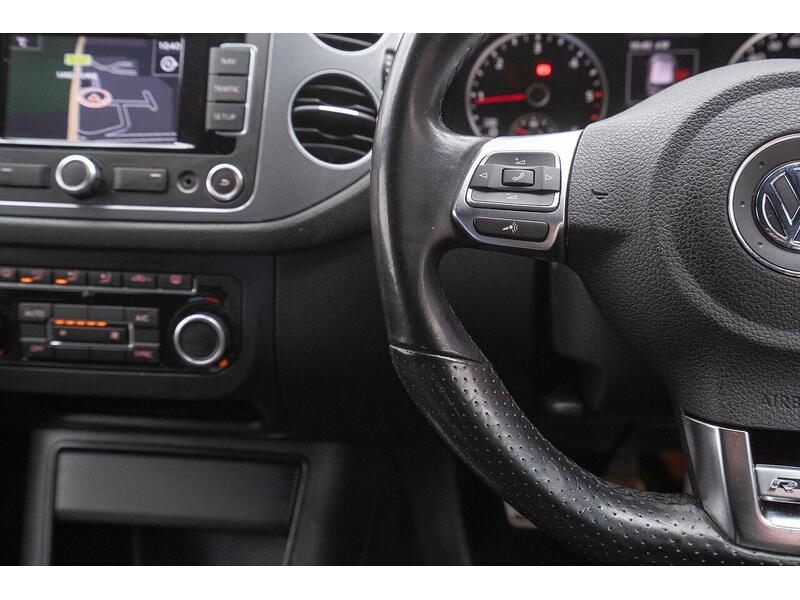 Volkswagen Tiguan 2.0 TDI BlueMotion Tech R-Line 4WD Euro 5 (s/s) 5dr (Nav) - U1364
