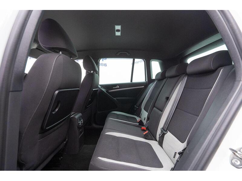 Volkswagen Tiguan 2.0 TDI BlueMotion Tech R-Line 4WD Euro 5 (s/s) 5dr (Nav) - U1364