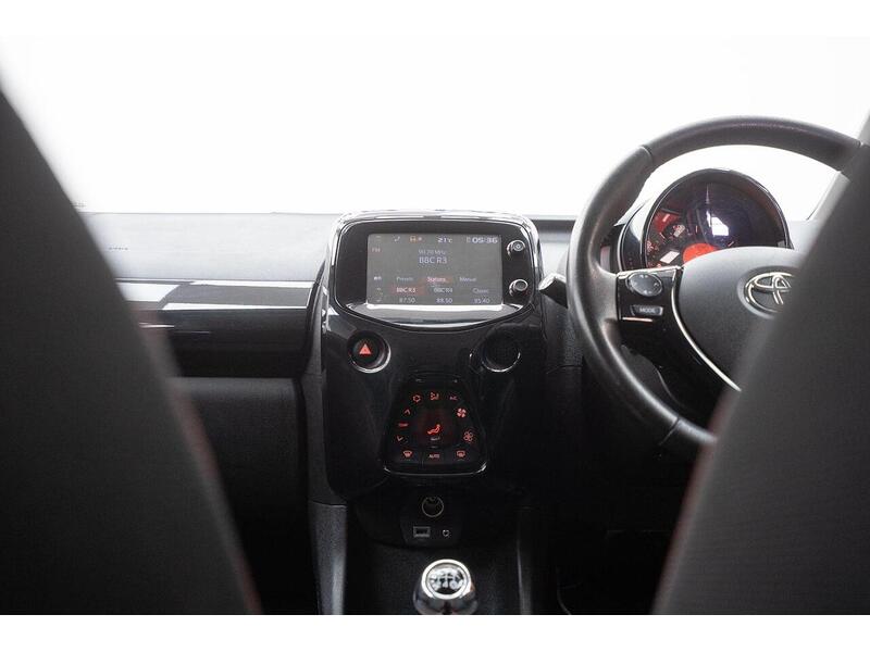 Toyota AYGO 1.0 VVT-i x-cite 4 Red Bi-Tone Euro 6 5dr - U1623