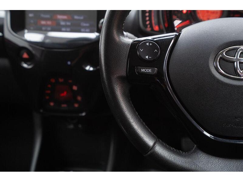 Toyota AYGO 1.0 VVT-i x-cite 4 Red Bi-Tone Euro 6 5dr - U1623
